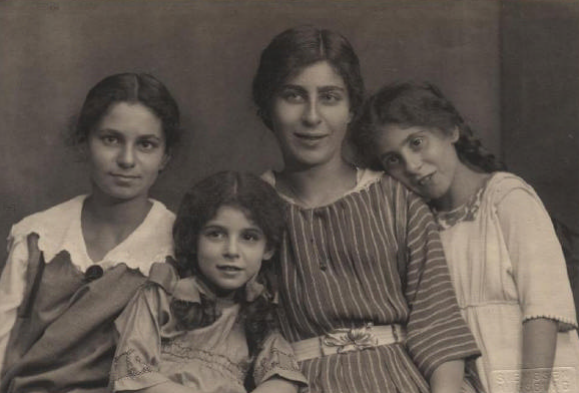 Sepia photograph of four sisters, Sophie, Elisabeth, Gertrud and Lotte Dann ages ranging from around 20 to 7.